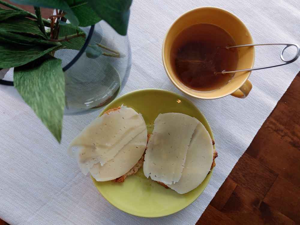 Gluteenittomat teeleivät ja tee pöydällä.